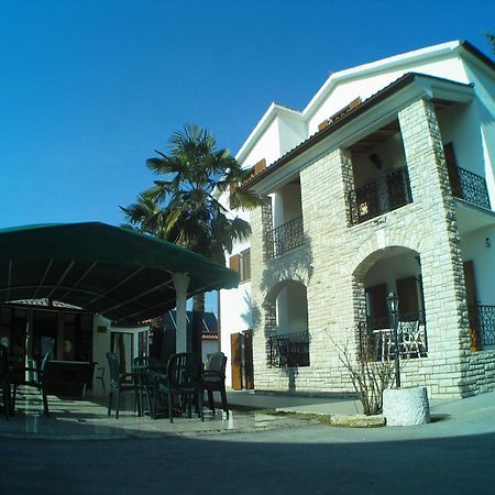 B&B Moderno Fazana Bagian luar foto