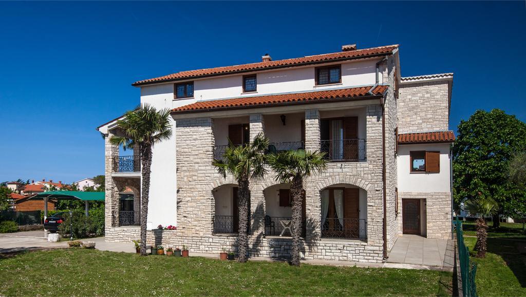 B&B Moderno Fazana Bagian luar foto