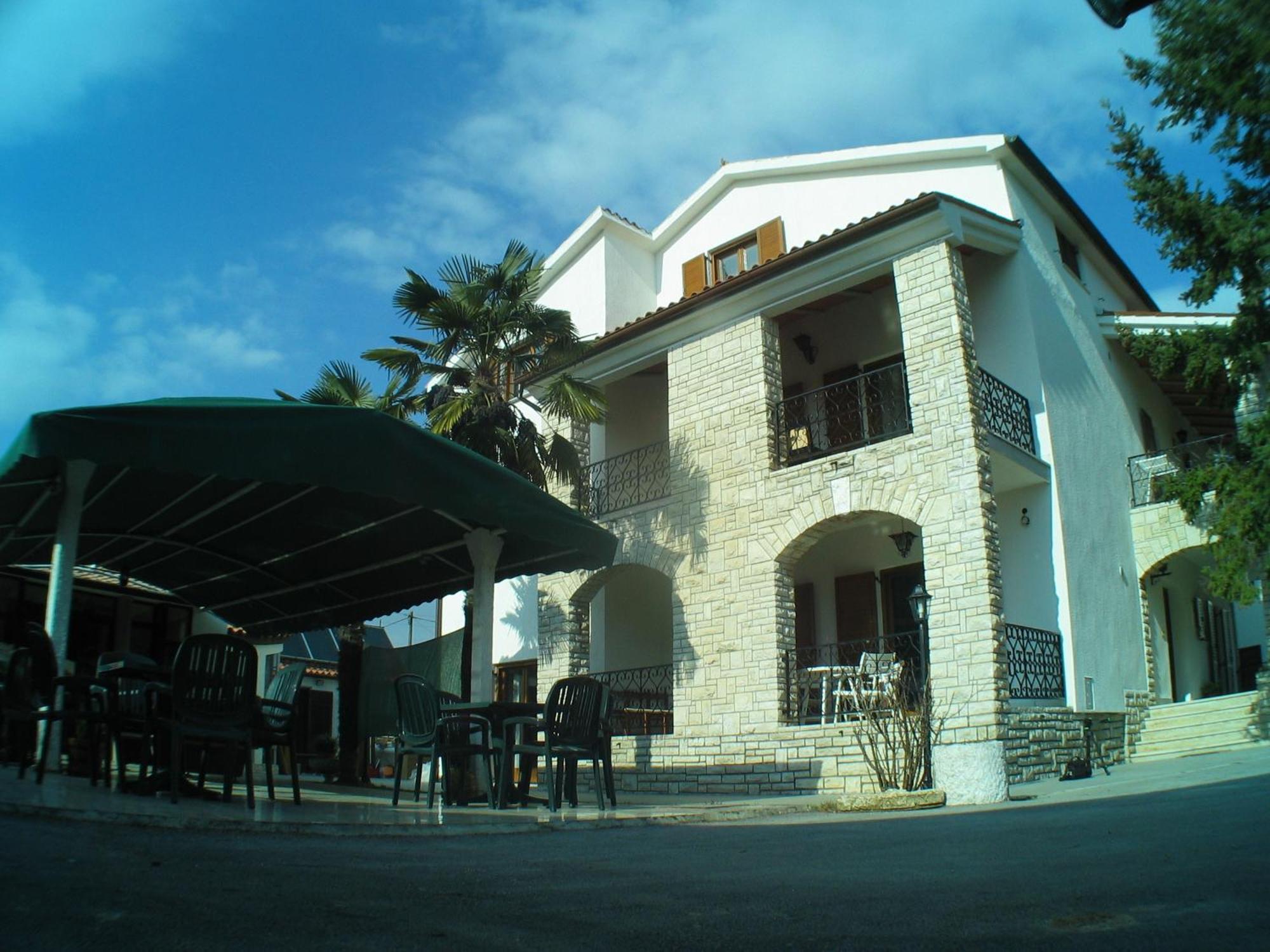 B&B Moderno Fazana Bagian luar foto