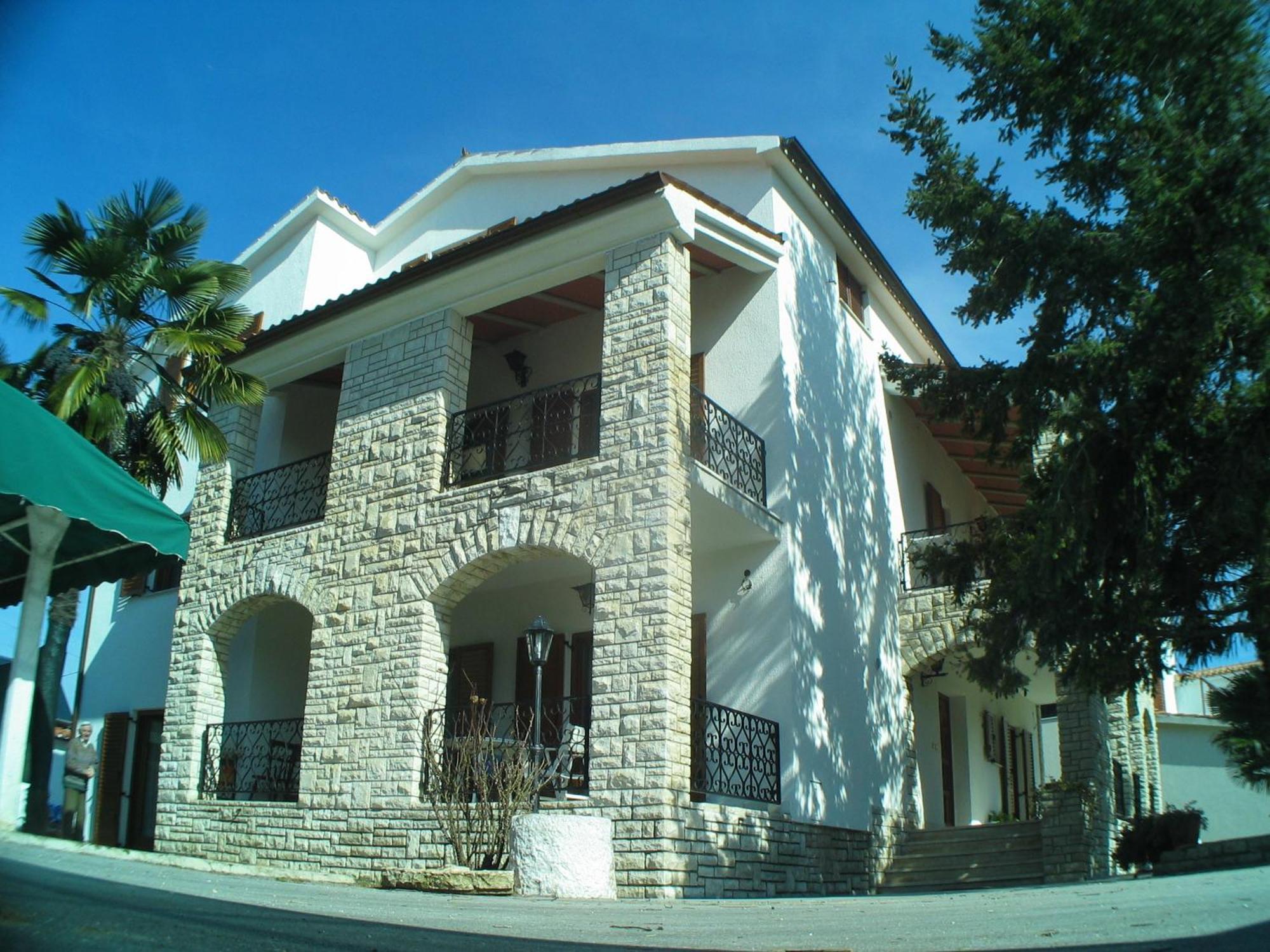 B&B Moderno Fazana Bagian luar foto