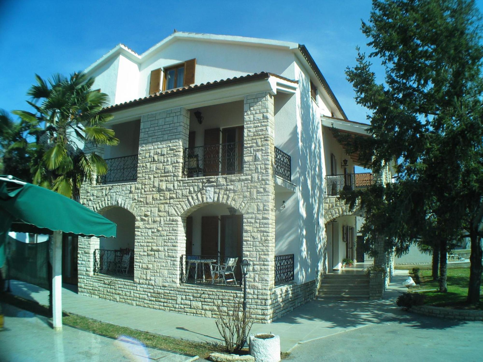 B&B Moderno Fazana Bagian luar foto