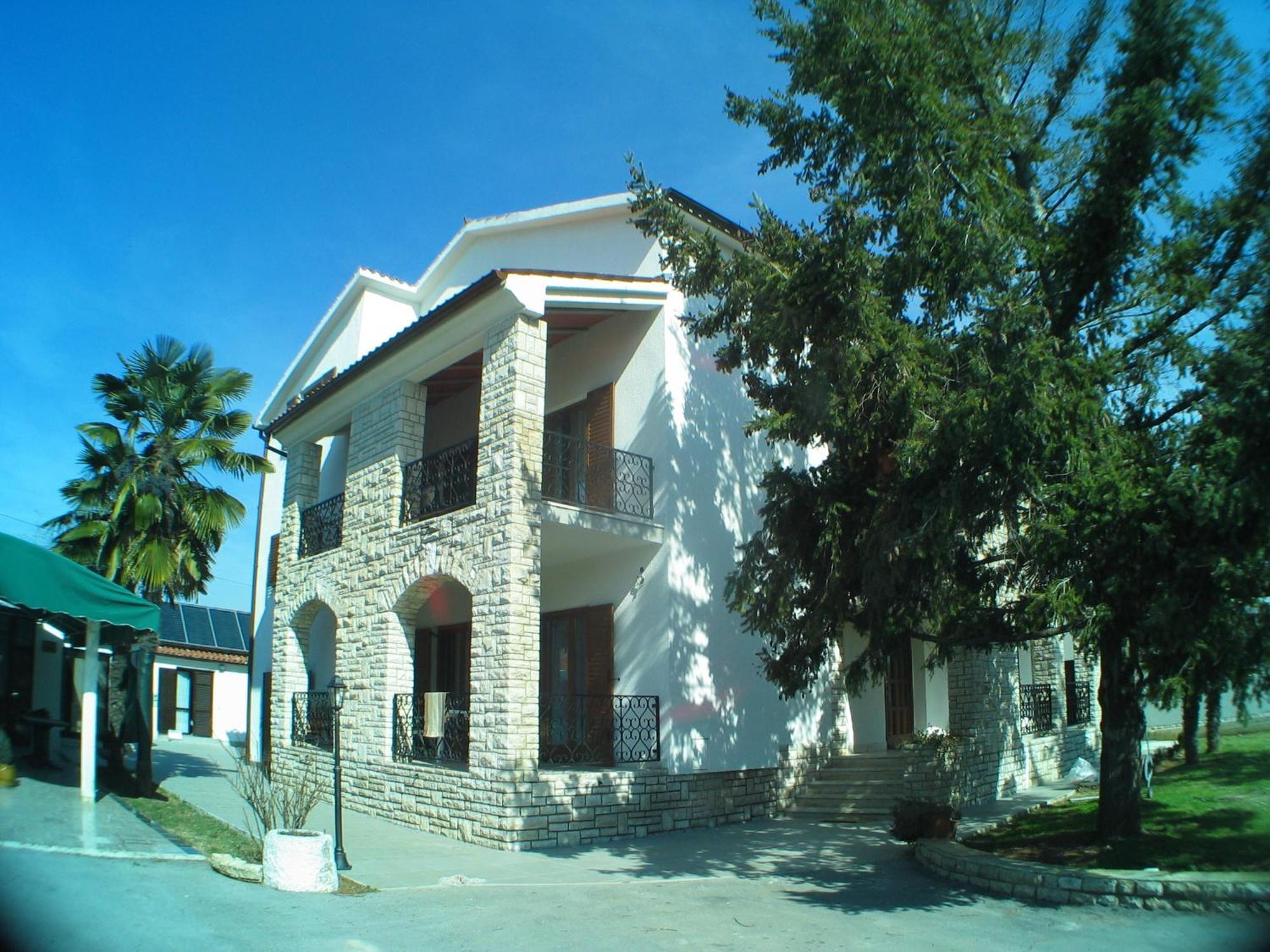 B&B Moderno Fazana Bagian luar foto
